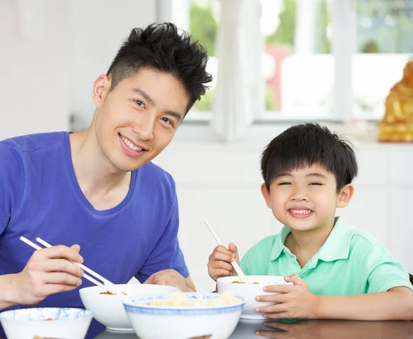 중국인 아버지와 아들 집에 앉아 식사를 — 스톡 사진