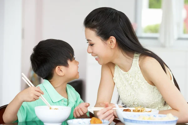 Kinesiska mor och son sitta hemma äter en måltid — Stockfoto