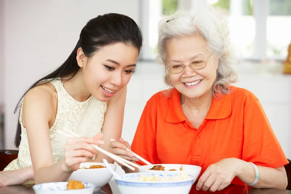 Madre china e hija adulta comiendo comida juntas — Foto de Stock