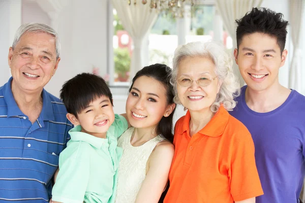 Porträt einer chinesischen Mehrgenerationenfamilie, die es sich zu Hause gemütlich macht — Stockfoto