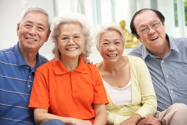 Gruppe älterer chinesischer Freunde entspannt sich zu Hause auf dem Sofa — Stockfoto