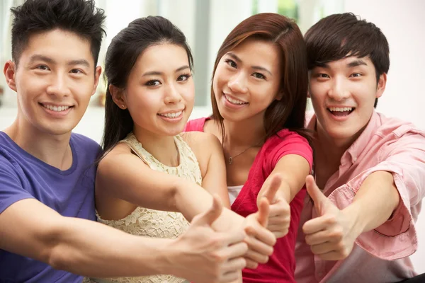 Grupo de jóvenes amigos chinos relajándose en el sofá en casa — Foto de Stock