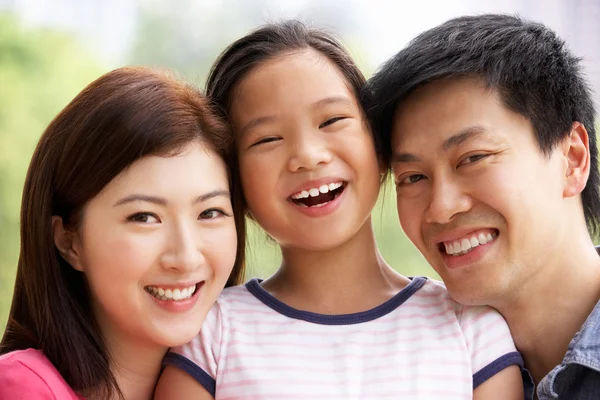 Retrato de família chinesa com filha no parque — Fotografia de Stock