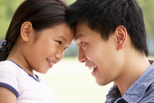 Portrait Of Chinese Father With Daughter Looking At Each Other I — Stock Photo, Image