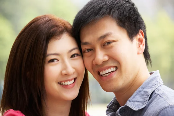 Huvud och axlar porträtt av unga kinesiska par — Stockfoto