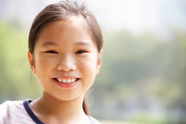 Kopf und Schultern Porträt eines chinesischen Mädchens — Stockfoto