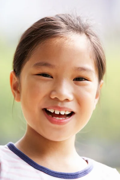 Cabeça e ombros retrato da menina chinesa — Fotografia de Stock