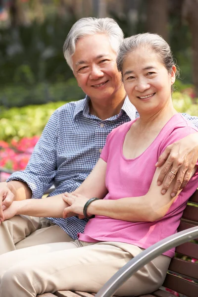 Senior chinese paar ontspannen op een bankje samen — Stockfoto