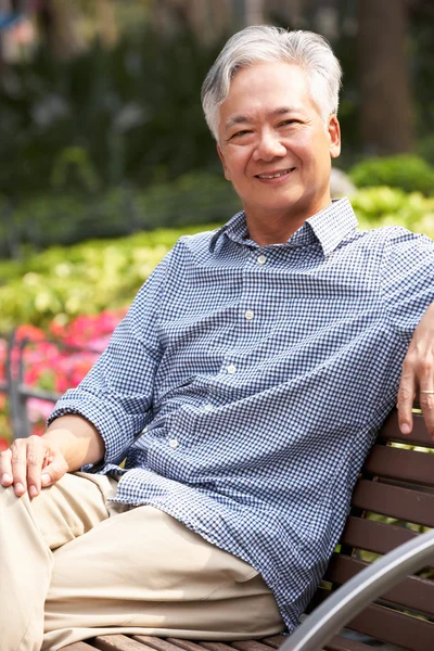 Homme chinois senior se détendre sur le banc de parc — Photo