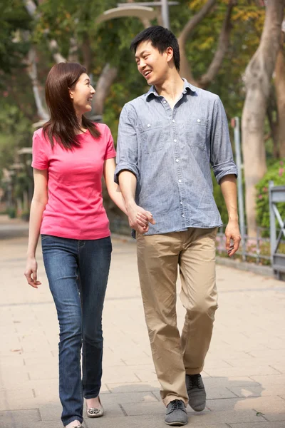 Jeune couple chinois marchant dans le parc — Photo