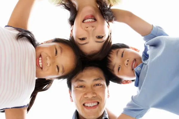Молодая китайская семья смотрит в камеру свысока — стоковое фото
