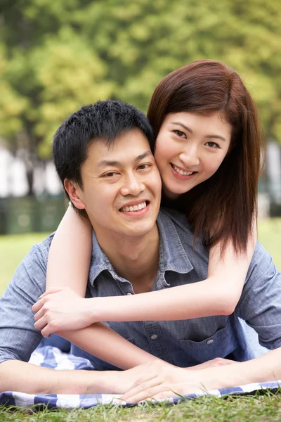 Joven pareja china relajándose en el parque juntos — Foto de Stock