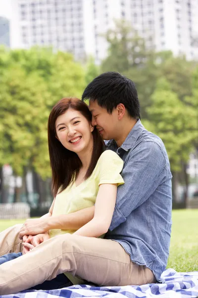 Joven pareja china relajándose en el parque juntos — Foto de Stock