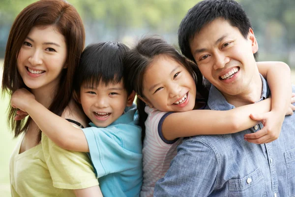 Retrato de la familia china relajándose en el parque juntos — Foto de Stock