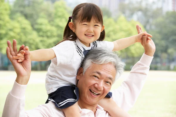 Chinese Grandfather Giving Granddaughter Ride On Shoulders In Pa — Stock Photo, Image