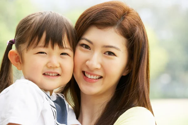 Retrato de mãe chinesa com filha no parque — Fotografia de Stock