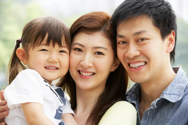 Portret van chinese familie met dochter in park — Stockfoto