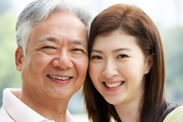 Portret van chinese vader met volwassen dochter in park — Stockfoto