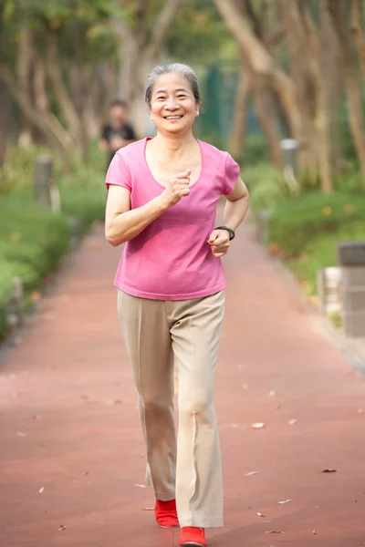 Senior cinese donna jogging in parco — Foto Stock