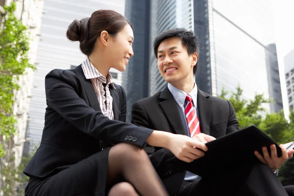 Chinese zakenman en zakenvrouw praten buiten kantoor — Stockfoto