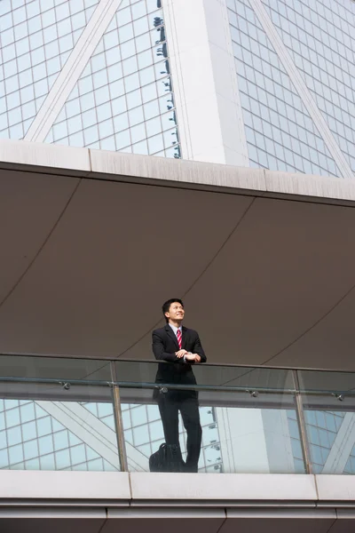 Portret van chinese zakenman buiten kantoor — Stockfoto