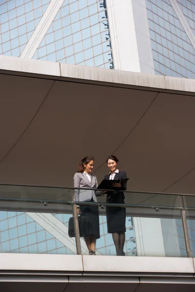 Dos empresarias discutiendo fuera del edificio de oficinas — Foto de Stock