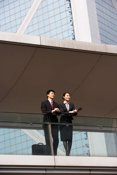 Двое коллег по бизнесу обсудили здание офиса за пределами офиса — стоковое фото