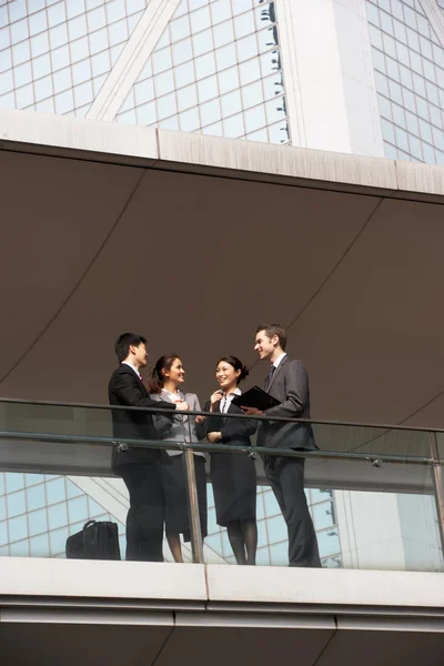 Vier unternehmerische Kollegen diskutieren vor dem Bürogebäude — Stockfoto