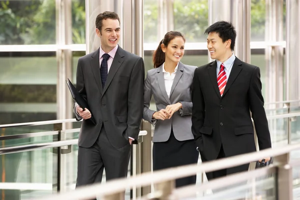 Tres colegas de negocios discutiendo mientras caminan Outsi — Foto de Stock