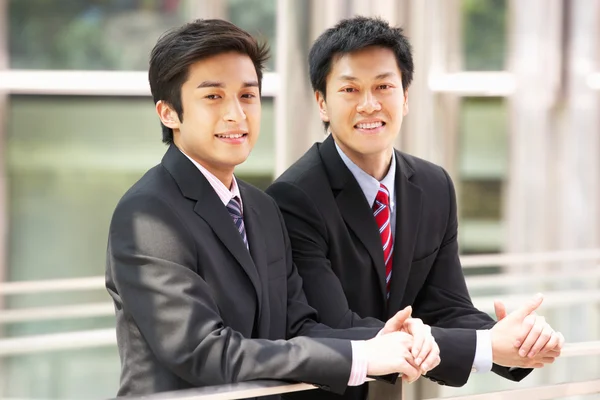 Dos hombres de negocios chinos fuera de la oficina moderna — Foto de Stock