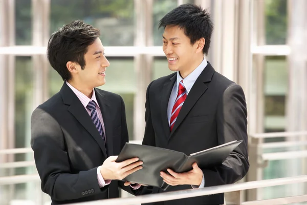 Dos hombres de negocios discutiendo el documento fuera de la oficina — Foto de Stock