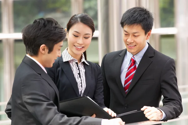 Drie collega's bespreken document buiten kantoor — Stockfoto