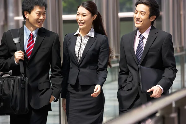 Tres colegas de negocios discutiendo mientras caminan Outsi —  Fotos de Stock