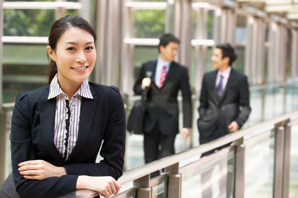 Portret van chinese zakenvrouw buiten kantoor met collega 's — Stockfoto