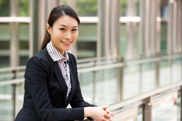 Porträtt av kinesisk affärskvinna utanför kontoret — Stockfoto