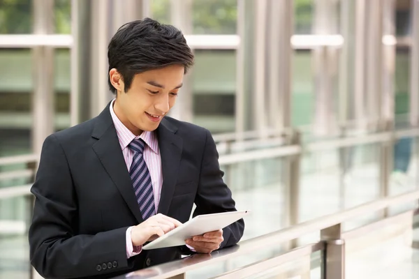 Homme d'affaires chinois travaillant sur tablette ordinateur en dehors du bureau — Photo