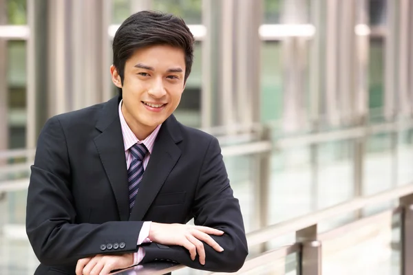 Retrato de empresário chinês fora do escritório — Fotografia de Stock