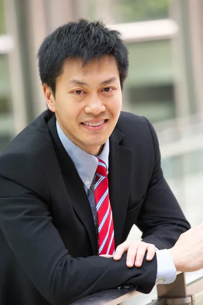 Retrato de empresário chinês fora do escritório — Fotografia de Stock