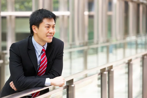 Портрет китайского бизнесмена за пределами офиса — стоковое фото