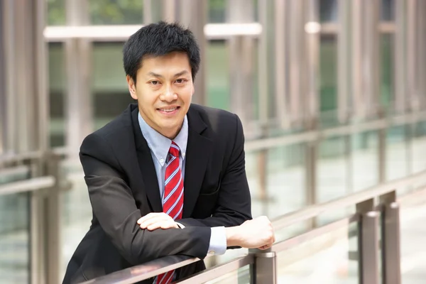 Porträt eines chinesischen Geschäftsmannes außerhalb seines Büros — Stockfoto