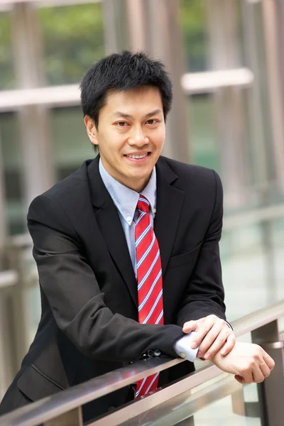 Retrato de empresário chinês fora do escritório — Fotografia de Stock