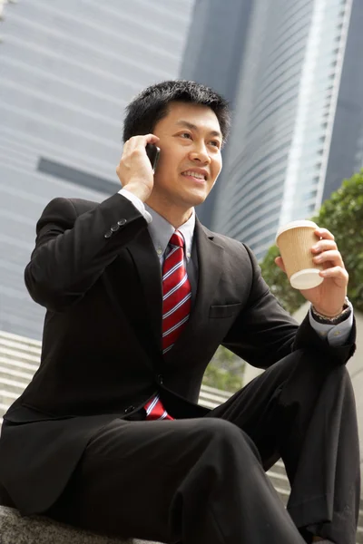 Empresario chino hablando por teléfono móvil con café para llevar —  Fotos de Stock