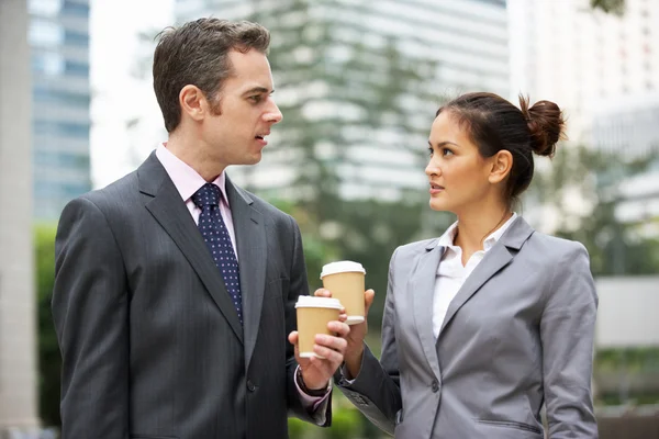 Businessman And Businesswoman Chatting In Street Holding Takeawa — Stock Photo, Image