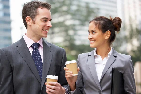 Empresario y empresaria charlando en la calle Holding Takeawa — Foto de Stock