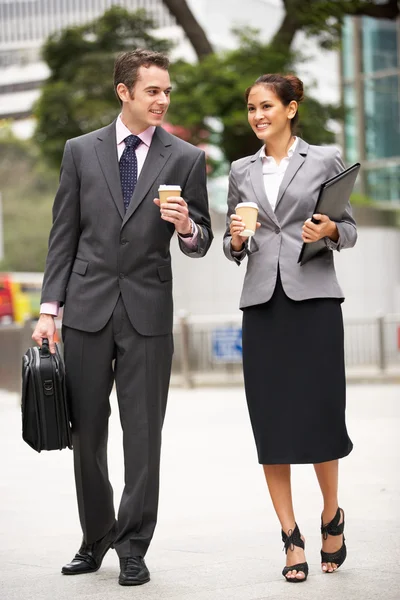 Empresario y empresaria caminando por la calle sosteniendo Takea — Foto de Stock