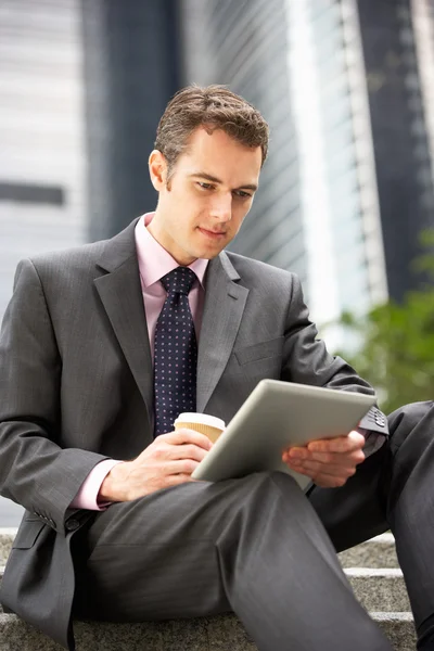 Empresario trabajando en Tablet Computer fuera de la oficina con Takea — Foto de Stock