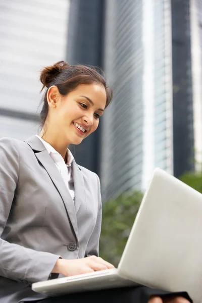 Hispanische Geschäftsfrau arbeitet am Laptop außerhalb des Büros — Stockfoto