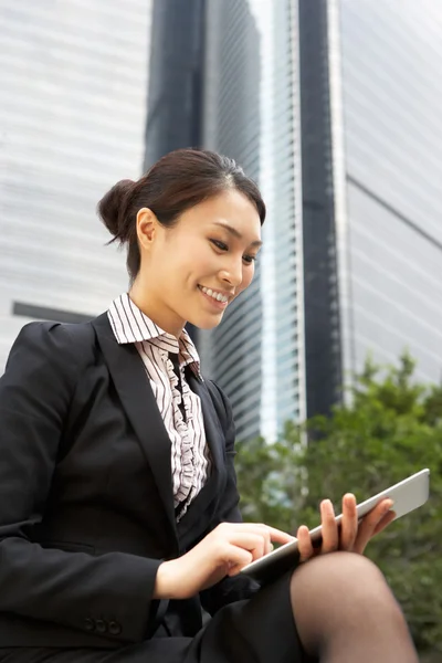 Chinesische Geschäftsfrau arbeitet außerhalb des Büros an Tablet-Computern — Stockfoto