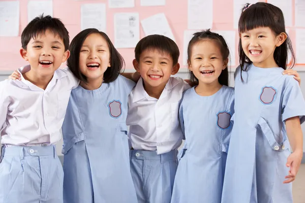 Porträtt av elever i kinesiska skola klassrum Stockfoto