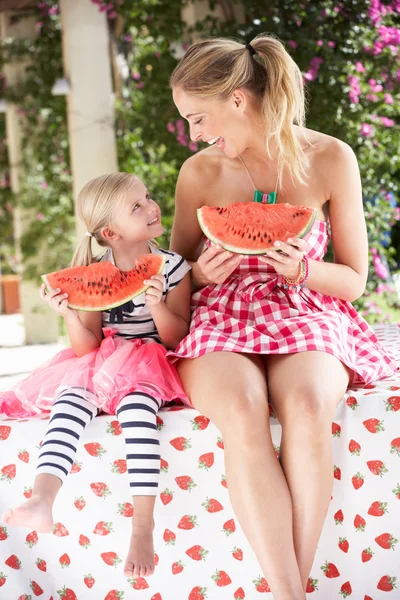 Mor och dotter njuter skivor vattenmelon — Stockfoto